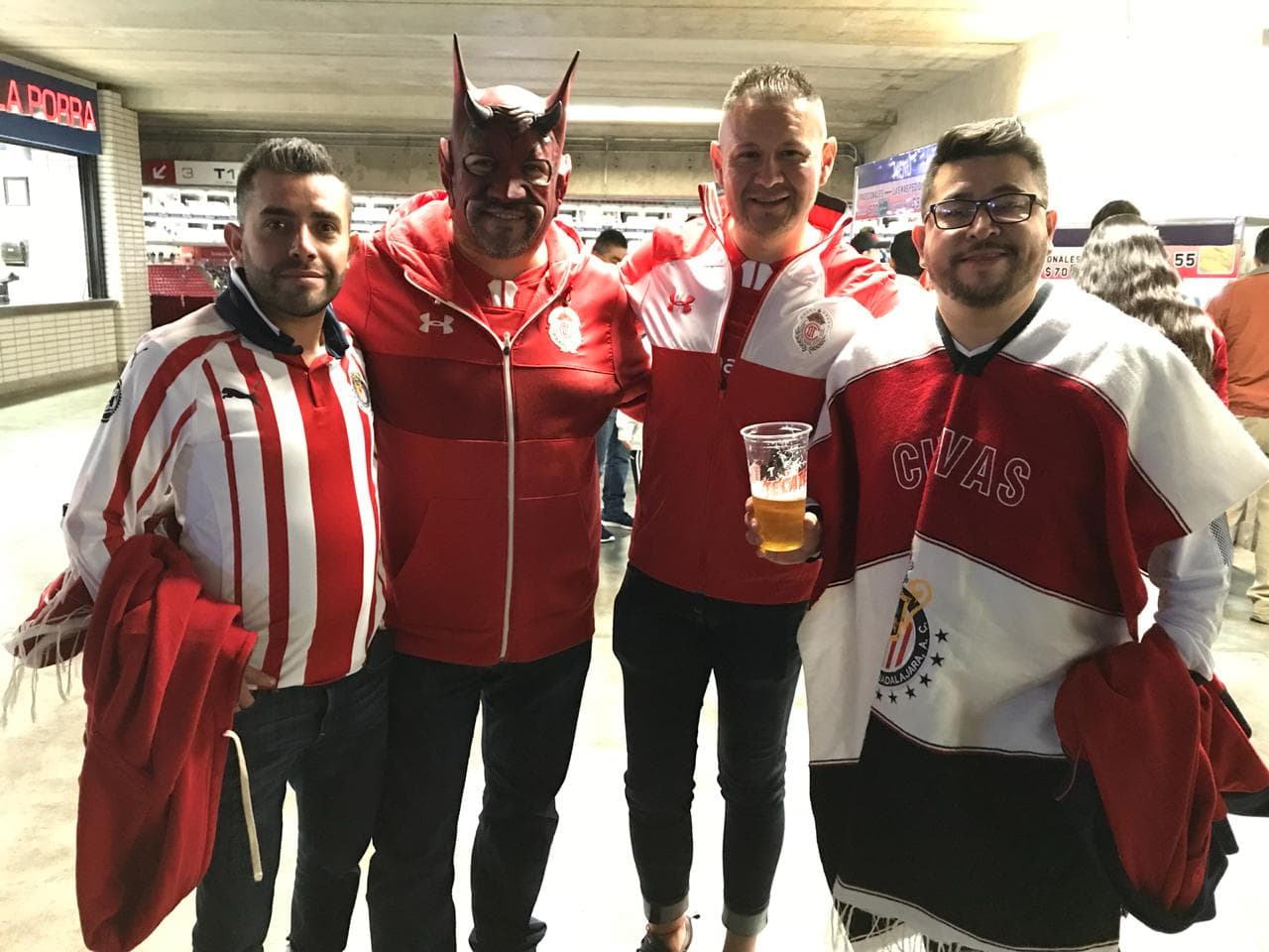 Cae la noche en Guadalajara y el Estadio Akron se alista para albergar el Chivas vs Toluca.