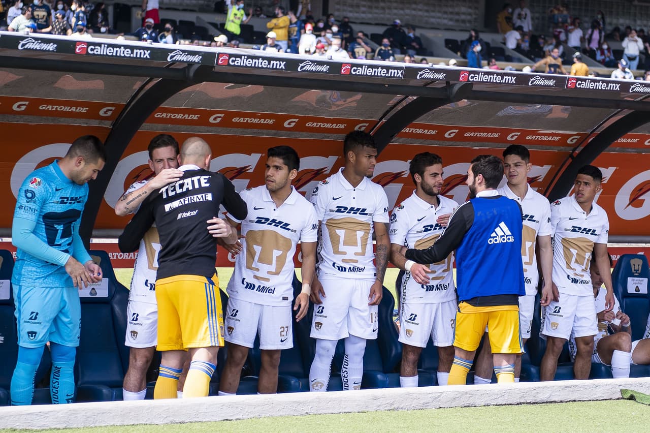Carlos González, de Tigres, canta el himno deportivo de la UNAM