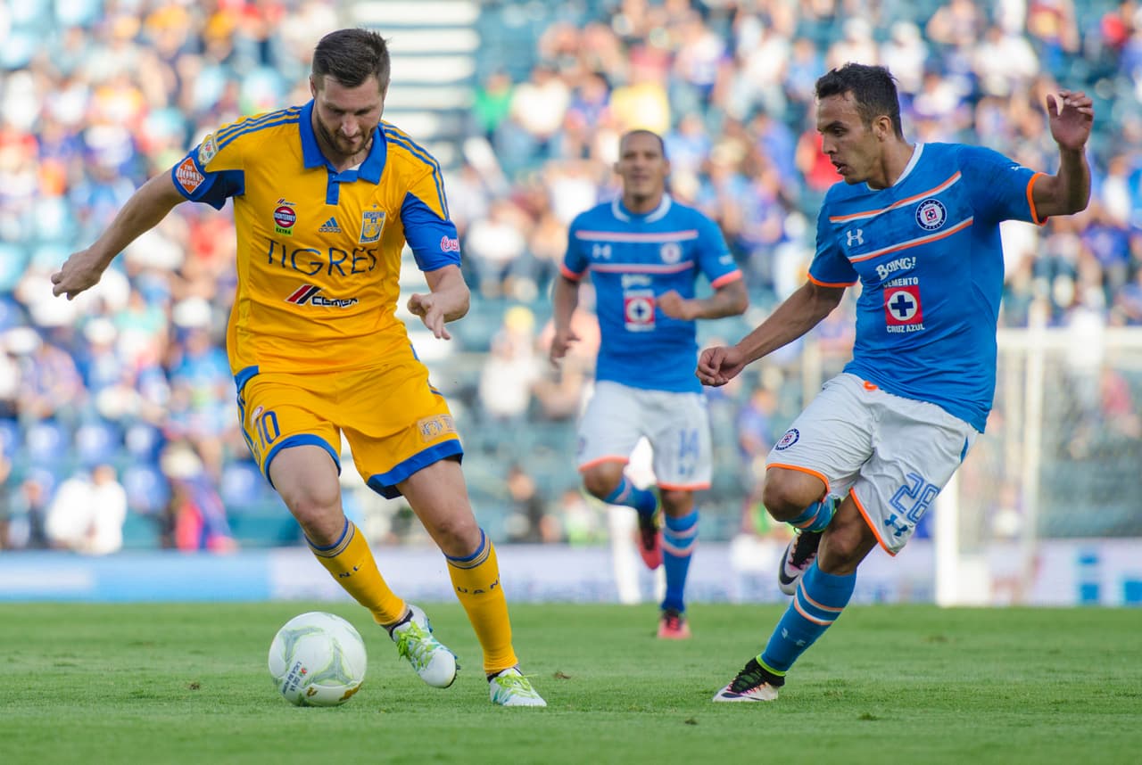 Action photo during the match Cruz Azul vs Tigres UANL at Azul Stadium, 2016 Clausura, Liga BBVA Bancomer MX. --- Foto de accion durante el Partido Cruz Azul vs Tigres UANL en el Estadio Azul Partido Correspondiente a la Jornada 17 del Torneo Clausura 2016, Liga BBVA Bancomer MX, en la foto: (i)-(d) Andre Pierre Gignac, Omar Mendoza --- 07/05/2016/MEXSPORT/ Carlos Negroe.