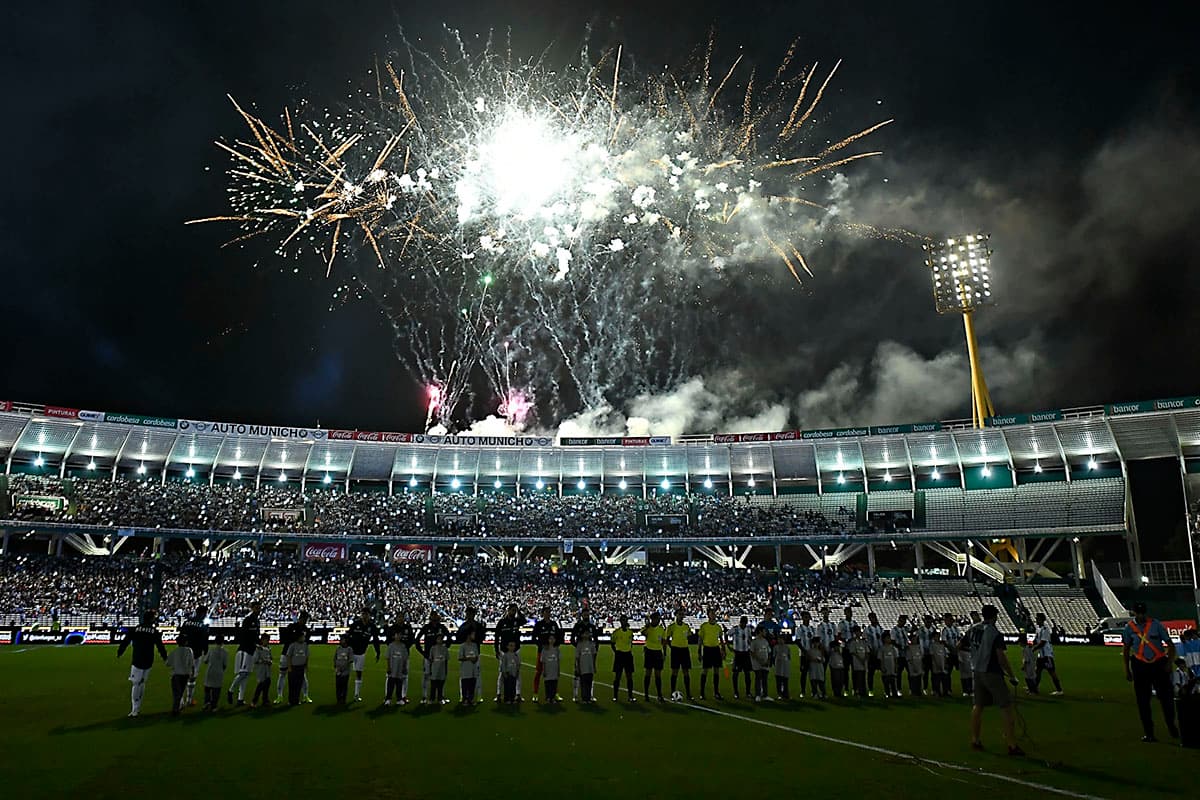 La salida de Argentina y México estuvo adornada por un impresionante espectáculo de fuegos pirotécnicos en el Estadio Mario Alberto Kempes de Córdoba.