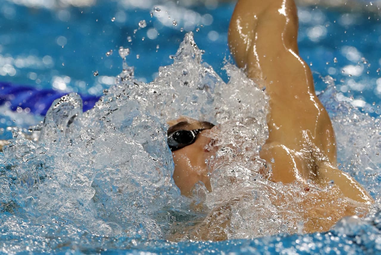 En la competencia de esplada, si en algún momento el nadador pasa los 90 grados con alguno de los dos brazos queda descalificado.