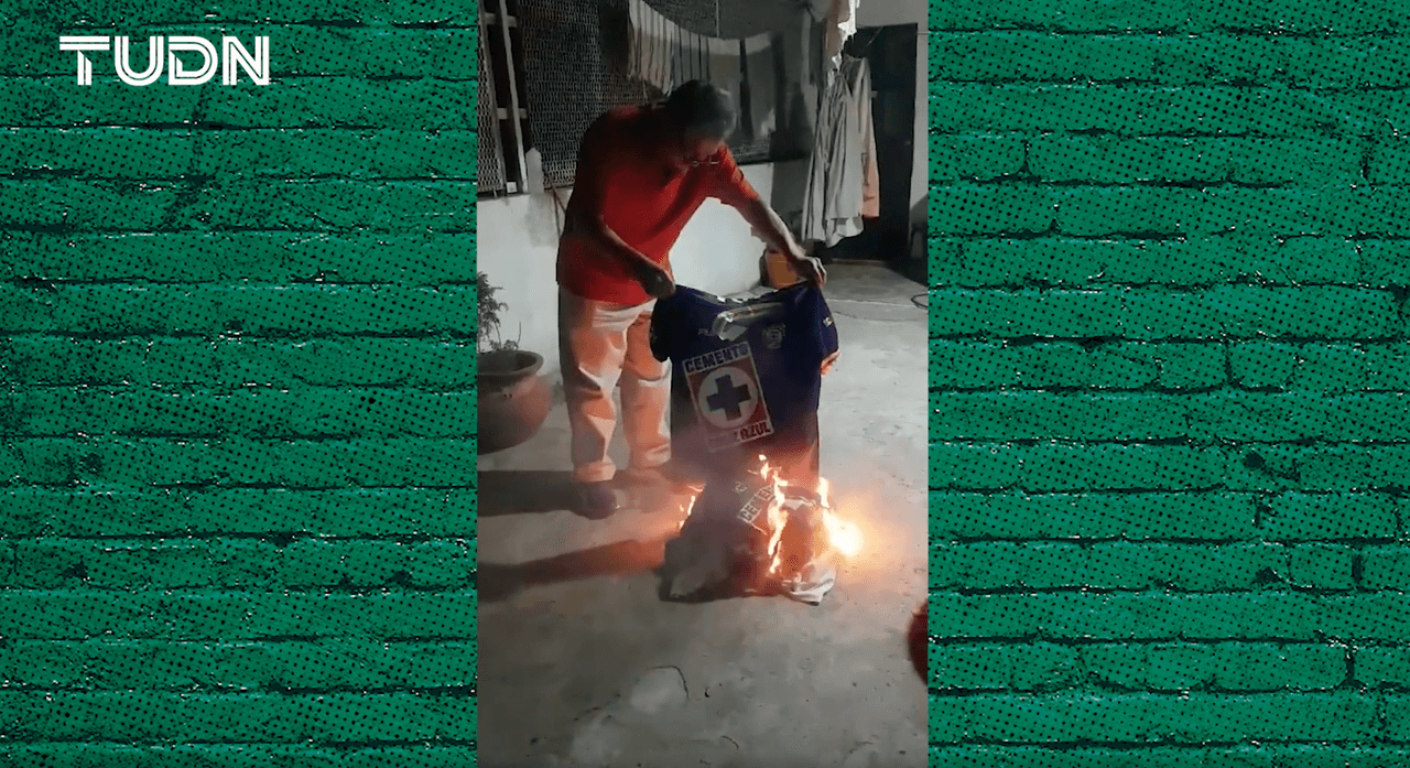 Aficionado quema 29 playeras de Cruz Azul y se olvida del equipo