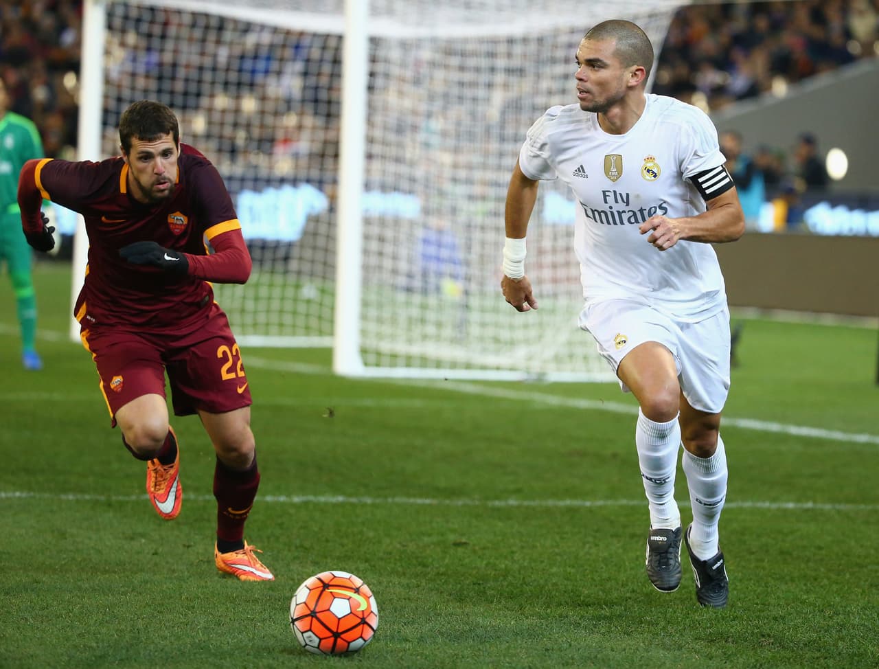 Pepe es uno de los zagueros con más tiempo en el club. Lleva nueve temporadas en el Real Madrid donde ha ganado dos Ligas, una Champions y marcado 12 goles, pero no tiene la misma regularidad de hace dos años. La última temporada jugó muy poco por lesiones y, aunque renovó en agosto pasado hasta 2017, para entonces tendrá 34 años. Por ello quizás el Madrid considere acelerar la contratación de algún defensor central para el futuro no muy lejano.