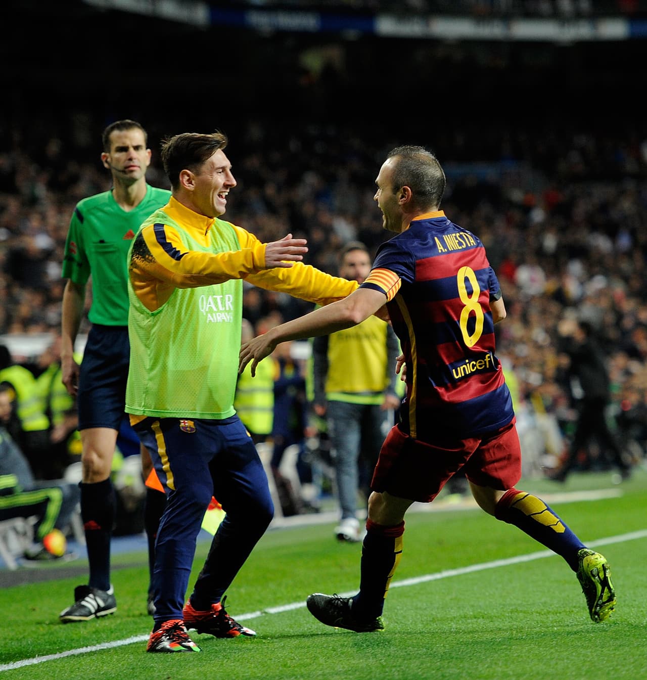 Iniesta celebra su gol con Messi