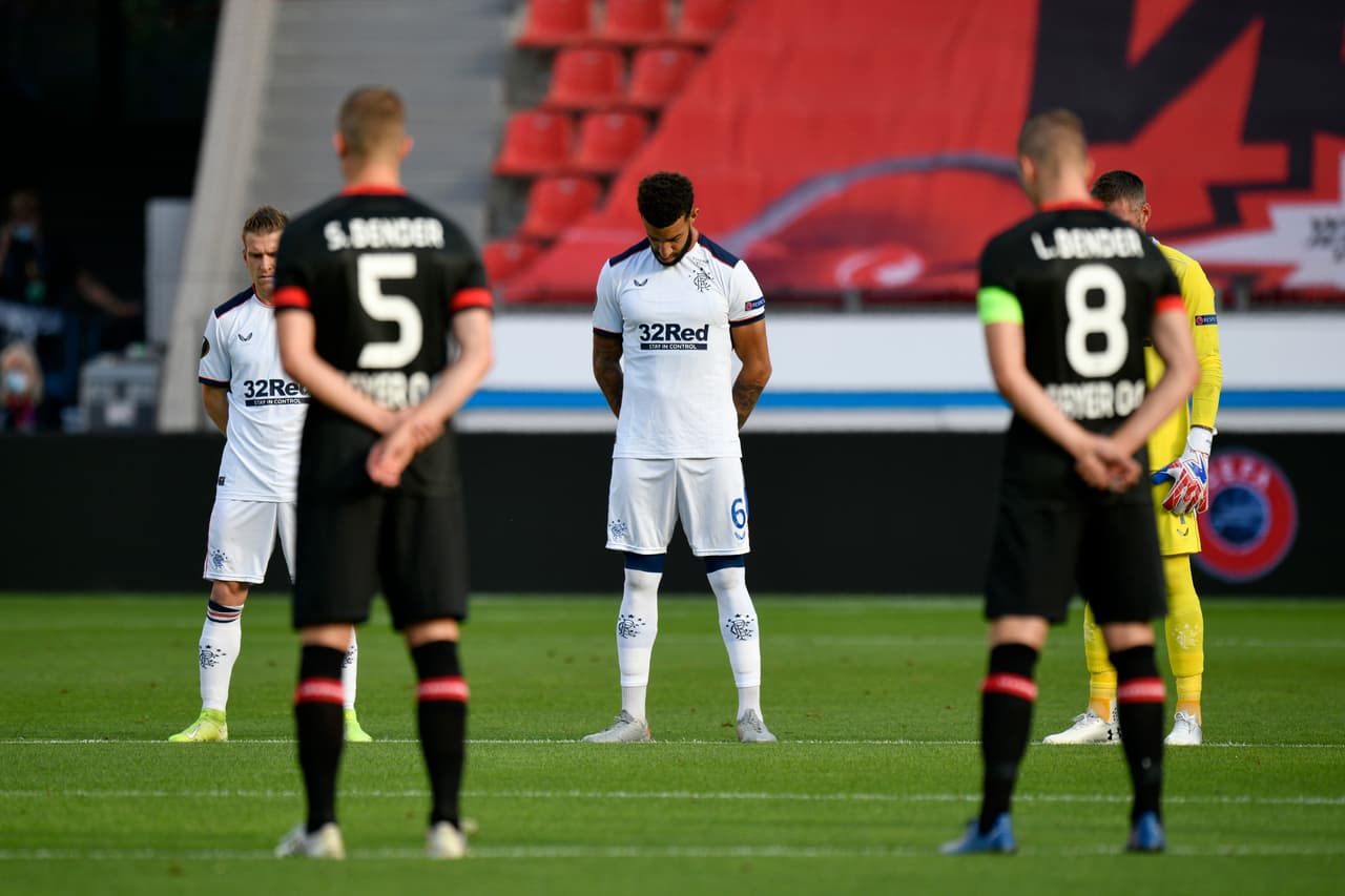 Se escuchó el himno de la Europa League y tomaron un minuto de silencio por las víctimas de la pandemia.