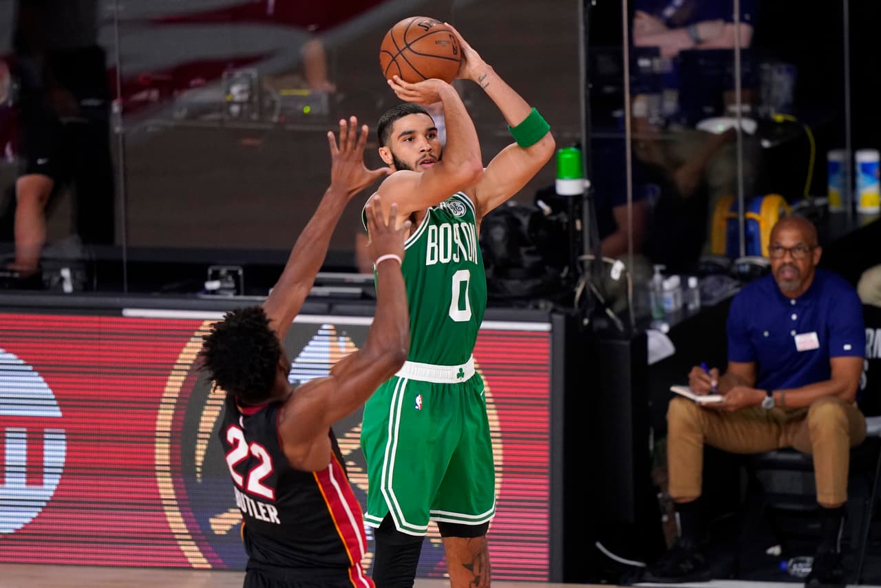 El novato Tyler Herro se echa al equipo de Miami al hombro y anota 37 puntos en la victoria 109-112 sobre los Boston Celtics.