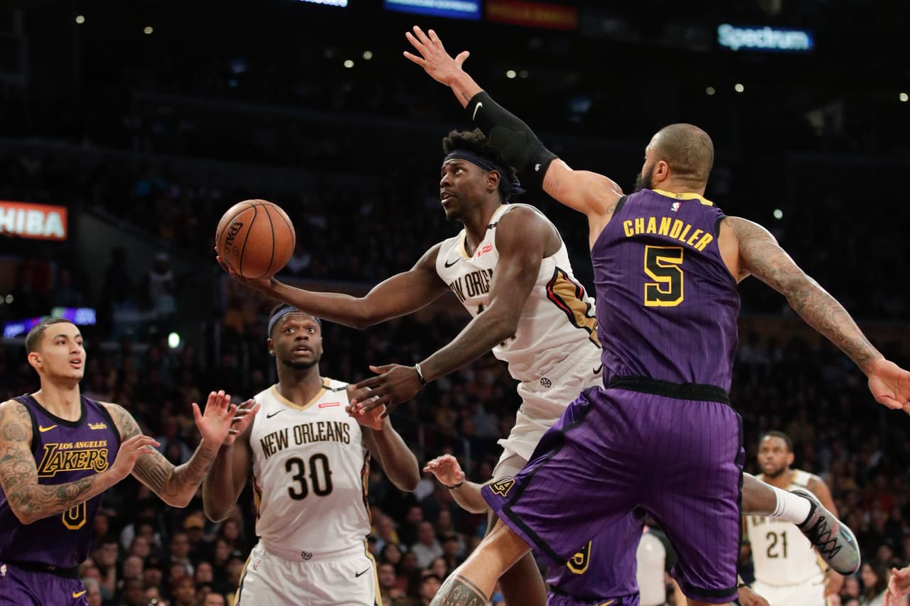 Jrue Holiday (centro) brilló para el quinteto de Louisiana con 27 puntos, siete rebotes y 12 asistencias en el triunfo de los Pelicans sobre los Lakers que siguen fuera de la zona hacia los Playoffs.