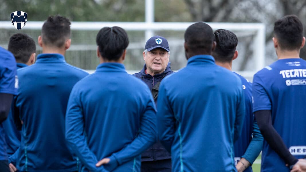 Víctor Vucetich sacude el once de Rayados ante América