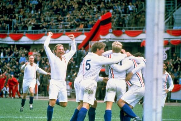 Comenzamos nuestro recuento con una viejita, "Escape to victory". La historia trata de un equipo de prisioneros de guerra enfrenta en un amistoso en París a un equipo de la Alemania nazi.