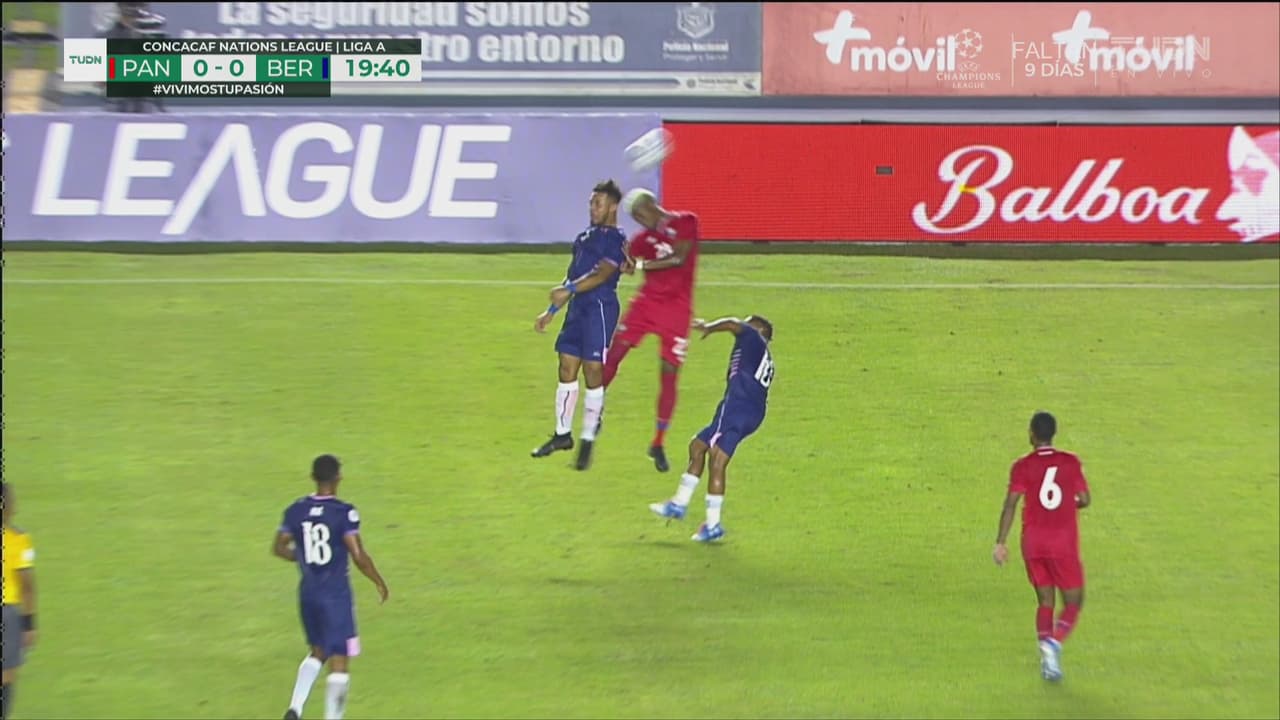 ¡Auch! Choque de cabezas y dos caen al césped