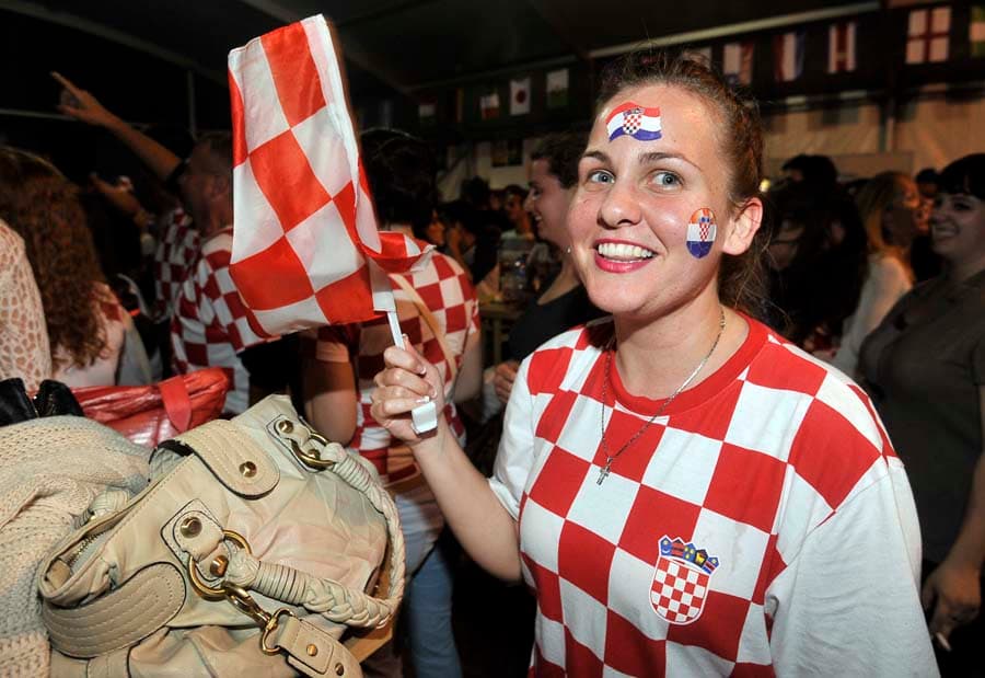 Zagreb, 120614.?Pracenje otvaranja Svjetskog nogometnog prvenstva organizirano je na mnogim mjestima u Zagrebu.?Mnogi Zagrepcani koji vecerasnju utakmicu Hrvatske protiv Brazila zele pratiti na otvorenom, uputili su se na Trg bana Josipa Jelacica gdje je Klub navijaca hrvatske nogometne reprezentacije Uvijek vjerni organizirao navijacku zonu u kojoj je postavljen ekran velicine 52 cetvorna metra. Na fotografiji: navijaci uoci utakmice. Foto: Bruno Konjevic / CROPIX