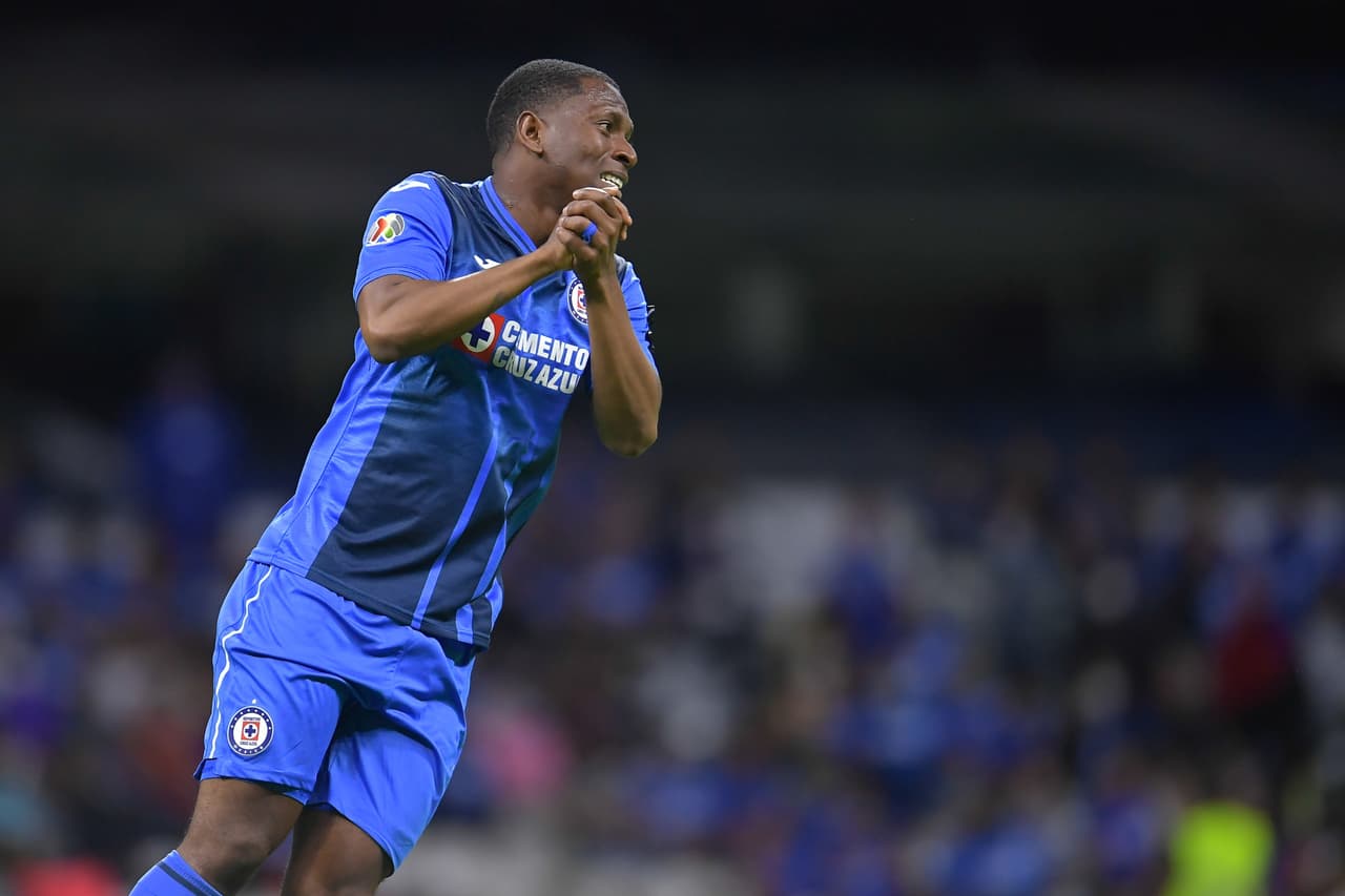 Santos de Brasil va por Bryan Angulo y platica con Cruz Azul su liberación