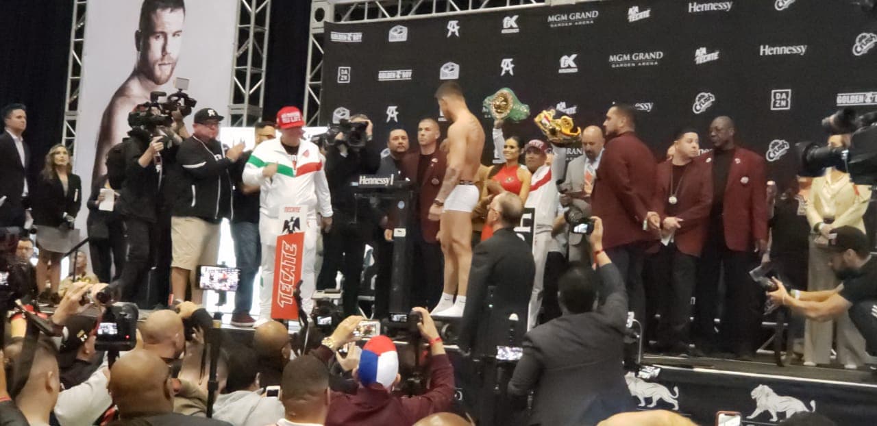 Saúl Álvarez presumió de un físico más trabajado que el ruso Kovalev en la ceremonia de pesaje.