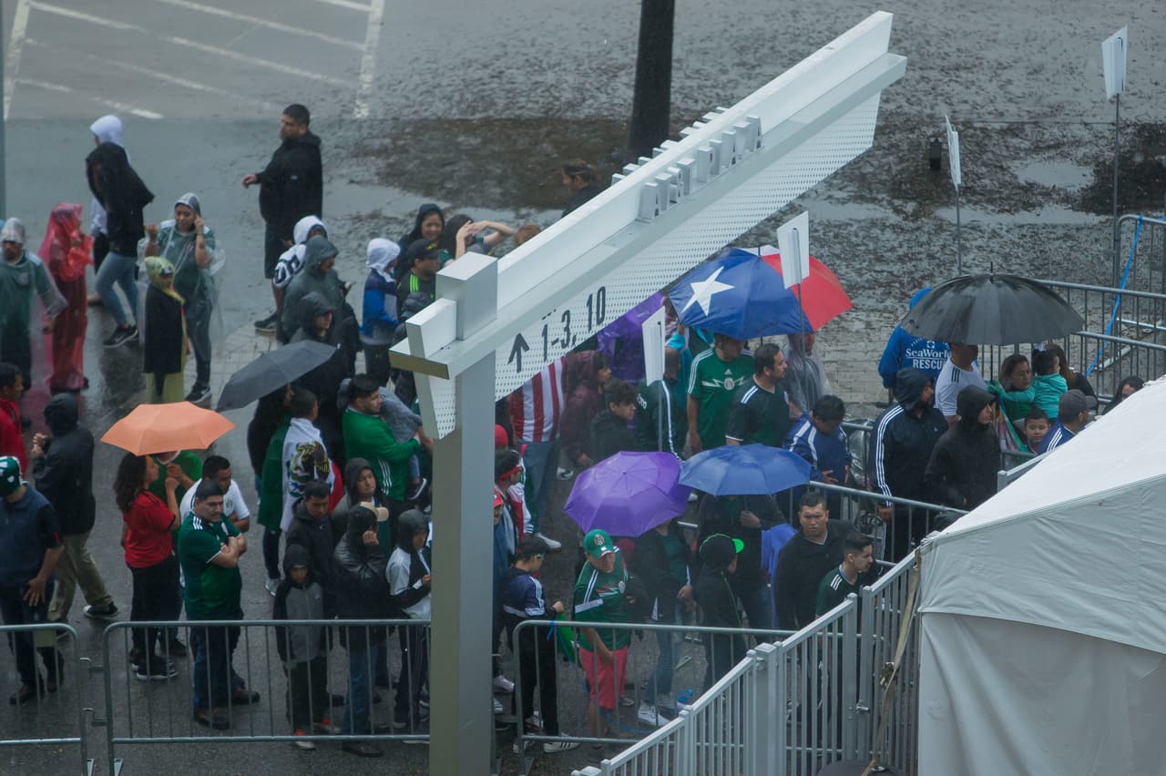 La afición mexicana, a pesar del mal clima en Dallas, se acercó al AT&T Stadium con su belleza y colorido para apoyar al Tri en el segundo partido de la Fecha FIFA, después de ganarle a Islandia en Santa Clara la semana pasada.