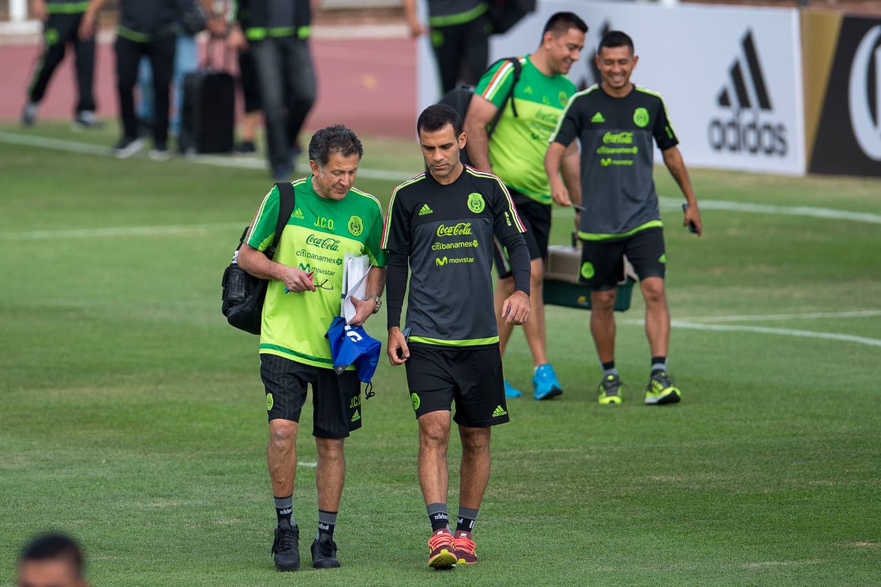 A la llegada al escenario, se vio cómo Juan Carlos Osorio, DT de México, es cada vez más receptivo con el capitán Rafael Márquez. Ambos compartieron conceptos antes del entrenamiento.