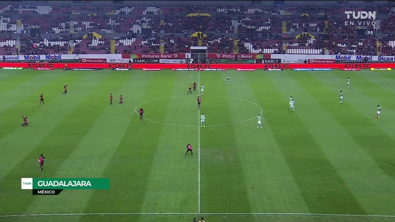 Arranca el partido y la pelota está en juego.