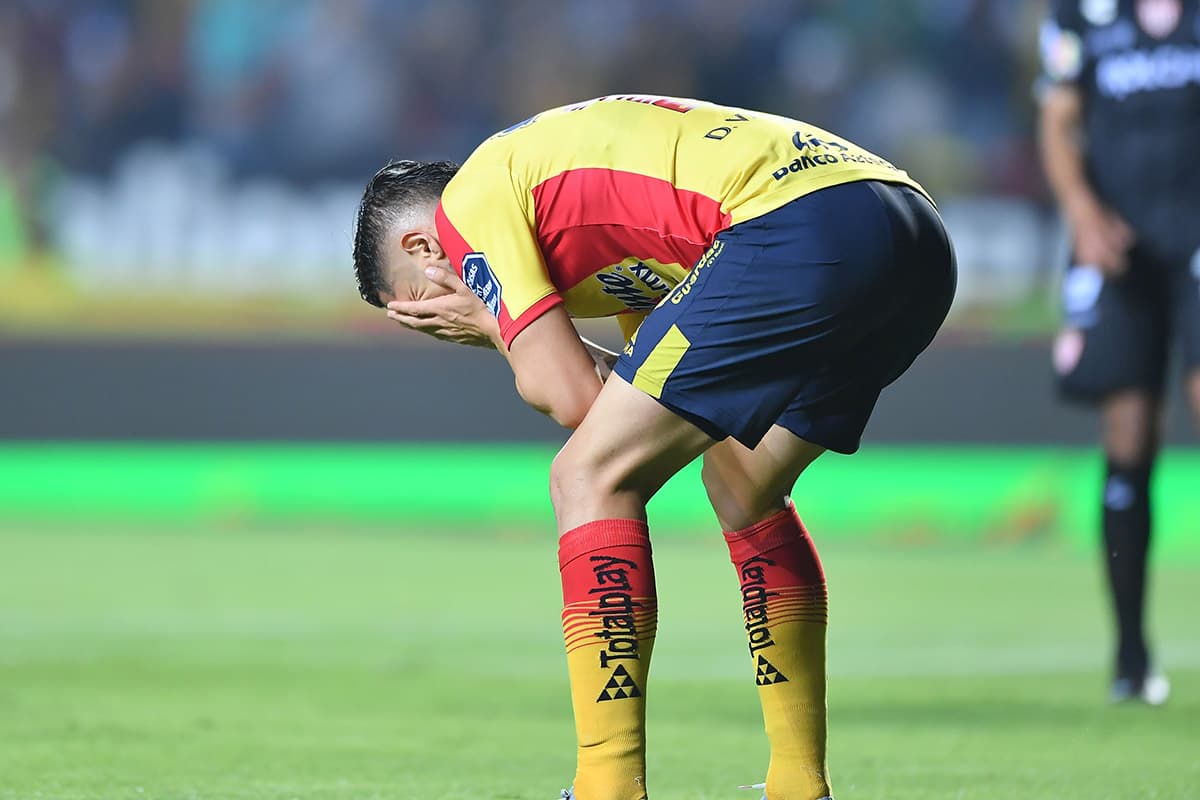 El chileno Diego Valdés lamenta otra opción de gol despericiada para el Morelia.