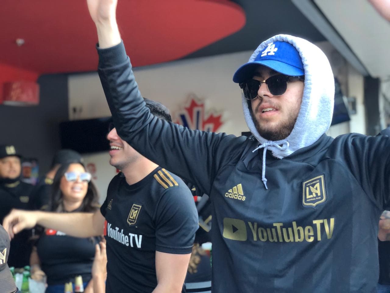 Muy prendida y animada la afición angelina, poniendo el color en León para alentar al LAFC.