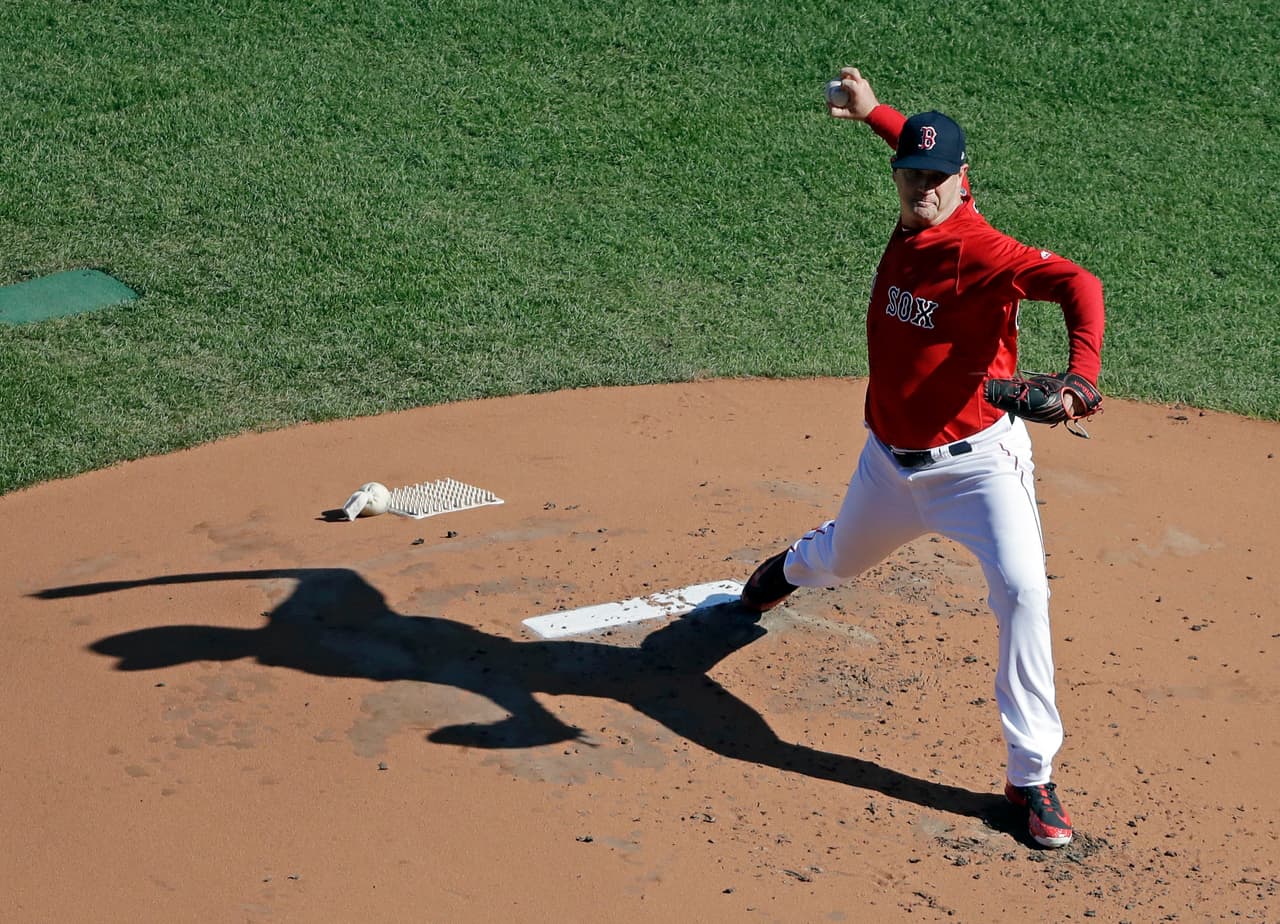El nudillista Steven Wright apareció en la lomita, realizando algunos lanzamientos para sacudirse la polilla por la inactividad reciente, debido a una lesión.