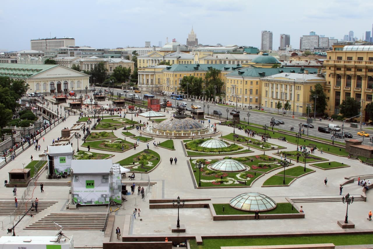 La Plaza Manezhnaya se encuentra a un lado de la Plaza Roja y la conecta con la calle Tverskaya, la vía más importante de Moscú. En el centro destaca, en forma semiesférica, la Fuente del Reloj Mundial.