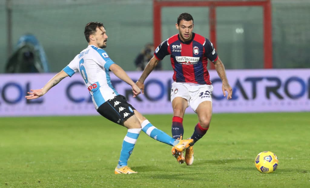 El Napoli golea al Crotone 4-0. El mexicano 'Chucky' Lozano aportó a la goleada con un tanto para su escuadra, los otros goles cayeron por parte de Lorenzo Insigne, Diego Demme y Andrea Petarga, durante la sexta Jornada de la Serie A.