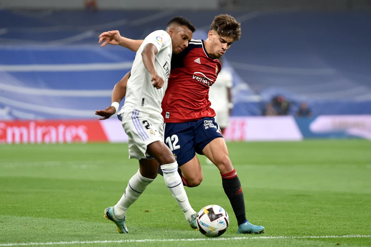 Al conjunto blanco le costaba ejercer dominio en el juego y presentaba dificulatades para crear opciones de gol.