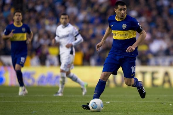 Un golpe de suerte lo llevaría al Boca Juniors, el club xeneize decidió comprar a varios prospectos de divisiones inferiores del Argentinos Juniors en un acierto del entonces presidente Mauricio Macri.