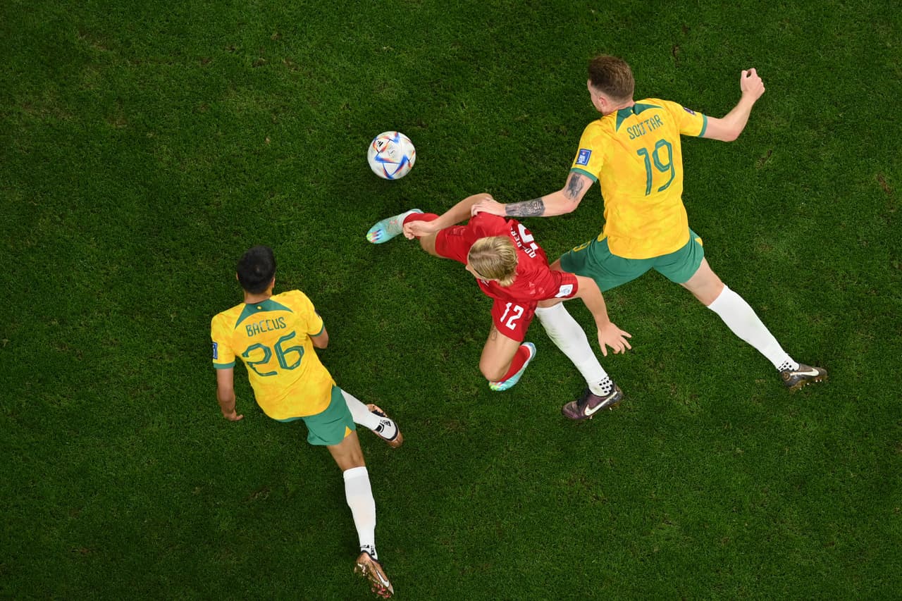 La Selección de Australia venció por la mínima a su similar de Dinamarca para eliminarlos de la Copa del Mundo y acceder al boleto de los octavos de final por segunda vez en su historia.Australia no había llegado a la siguiente fase desde 2006 y a pesar del dominio de los daneses, la defensa de los Socceroos los llevó a conseguir el boleto a los octavos de final de Qatar 2022.