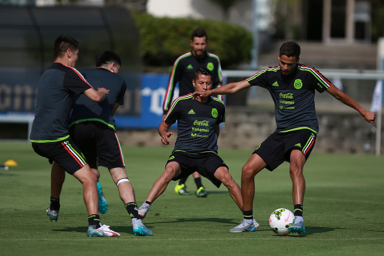 México no contará con Jesús Manuel Corona para los compromisos y Javier 'Chicharito' Hernández se estará disponible sólo ante Argentina.