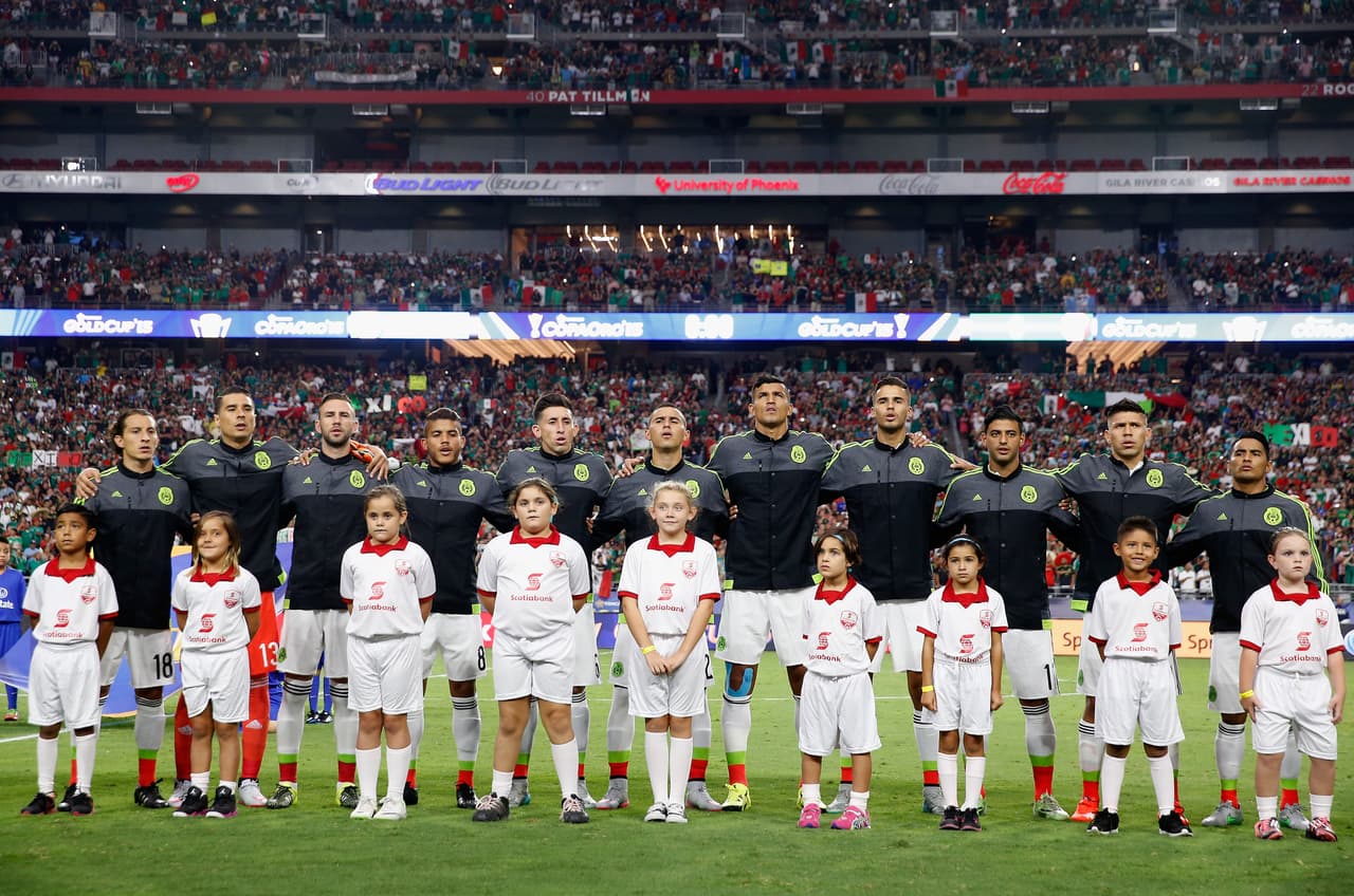 La línea famosa línea de 5 de Miguel Herrera parece que se ha terminado para dar paso a un conservador pero ordenado 4-4-2.