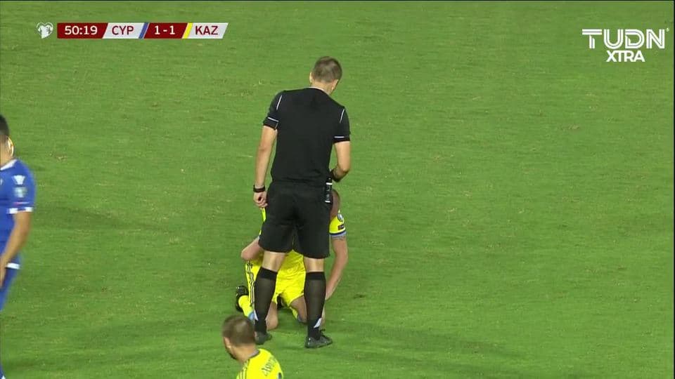 Tarjeta amarilla. El árbitro amonesta a Sergiy Maliy de Kazakhstan