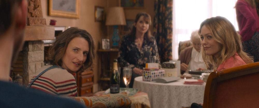 Tres hermanos que no se ven nunca, con padres divorciados y sin ningún lazo emotivo, se vuelven a juntar en el entierro de su abuelo.