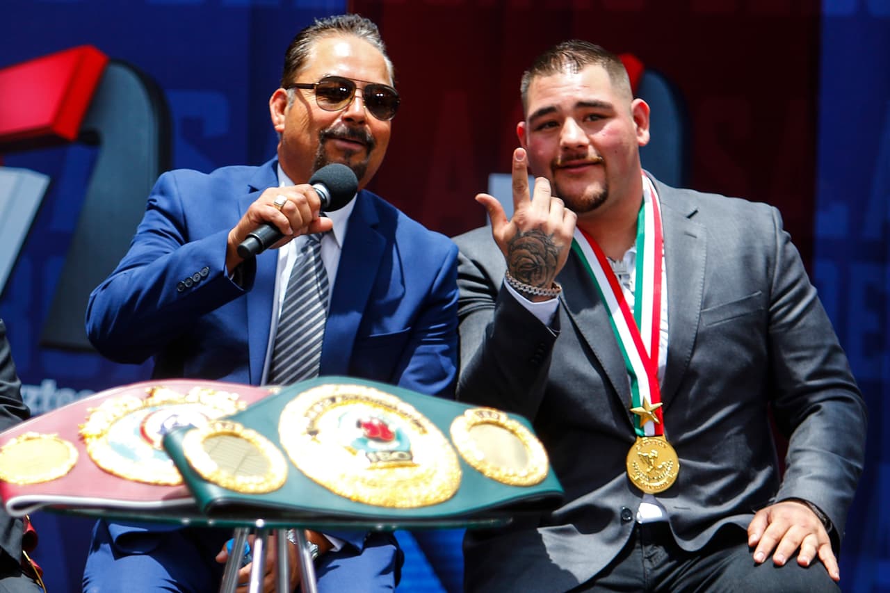 Y en la pelea ante Joshua, tuvo una exigencia especial. “Ahora me estaba comentando su papá que pusieron como condición antes de la pelea de que se cantara nuestro himno, el Himno Nacional, el himno mexicano. No querían, los organizadores de la pelea, pero lo pusieron como condición, que si no, no salían a boxear”, relató AMLO. “Es un todo un personaje que viene de abajo, es producto del esfuerzo, del sacrificio y de la lucha como la de muchos mexicanos. Demuestra lo que vale la perseverancia, la terquedad porque lo puedan tumbar a uno y se vuelve a levantar hasta que se triunfa”.