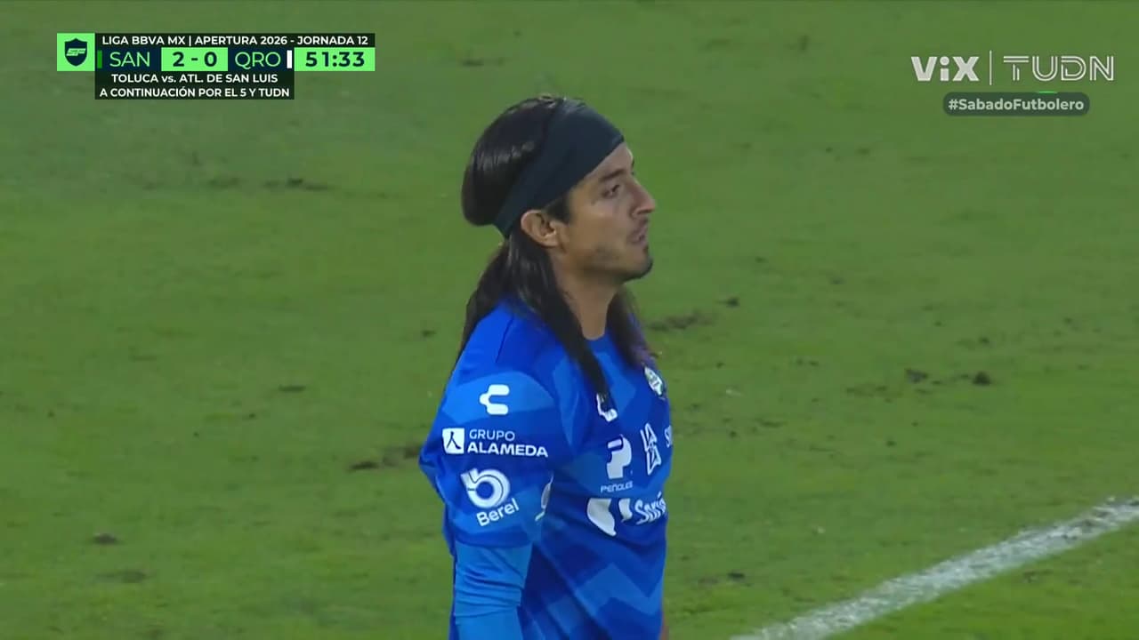 ¡Qué reflejos de Acevedo! El portero mexicano responde y evita el descuento de Querétaro