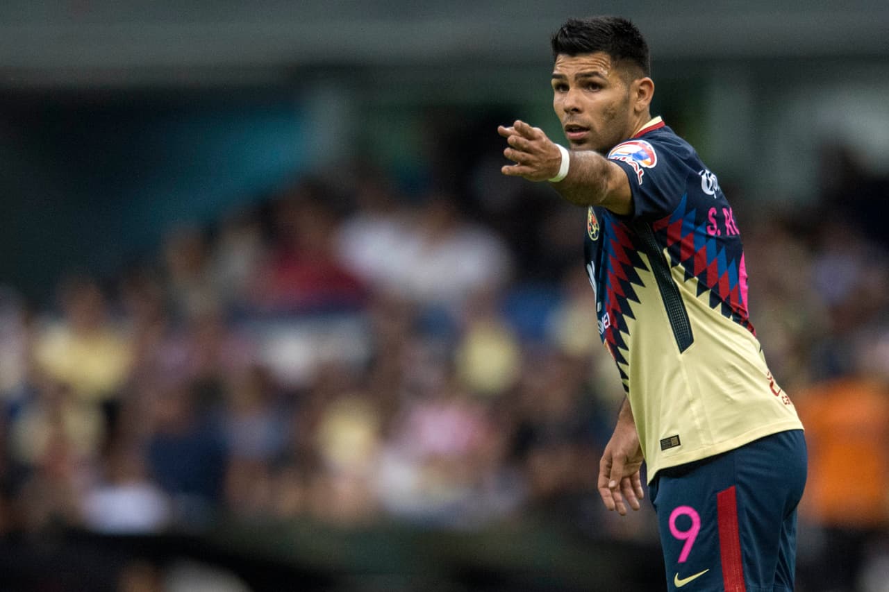 Pero si se habla de llegadas también se habla de salidas. El argentino Silvio Romero sería uno de los primeros hombres en dejar el nido y volvería a su natal Argentina con el River Plate.