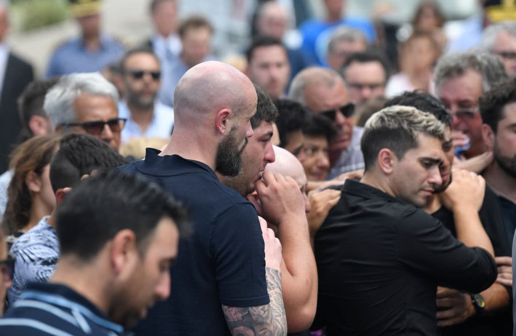 El futbolista del Nantes Nicolas Pallois (izquierda) junto a Darío Sala, hermano de Emiliano Sala en San Martin de Progreso (Argentina) para darle la despedida al argentino, fallecido en un accidente aéreo.