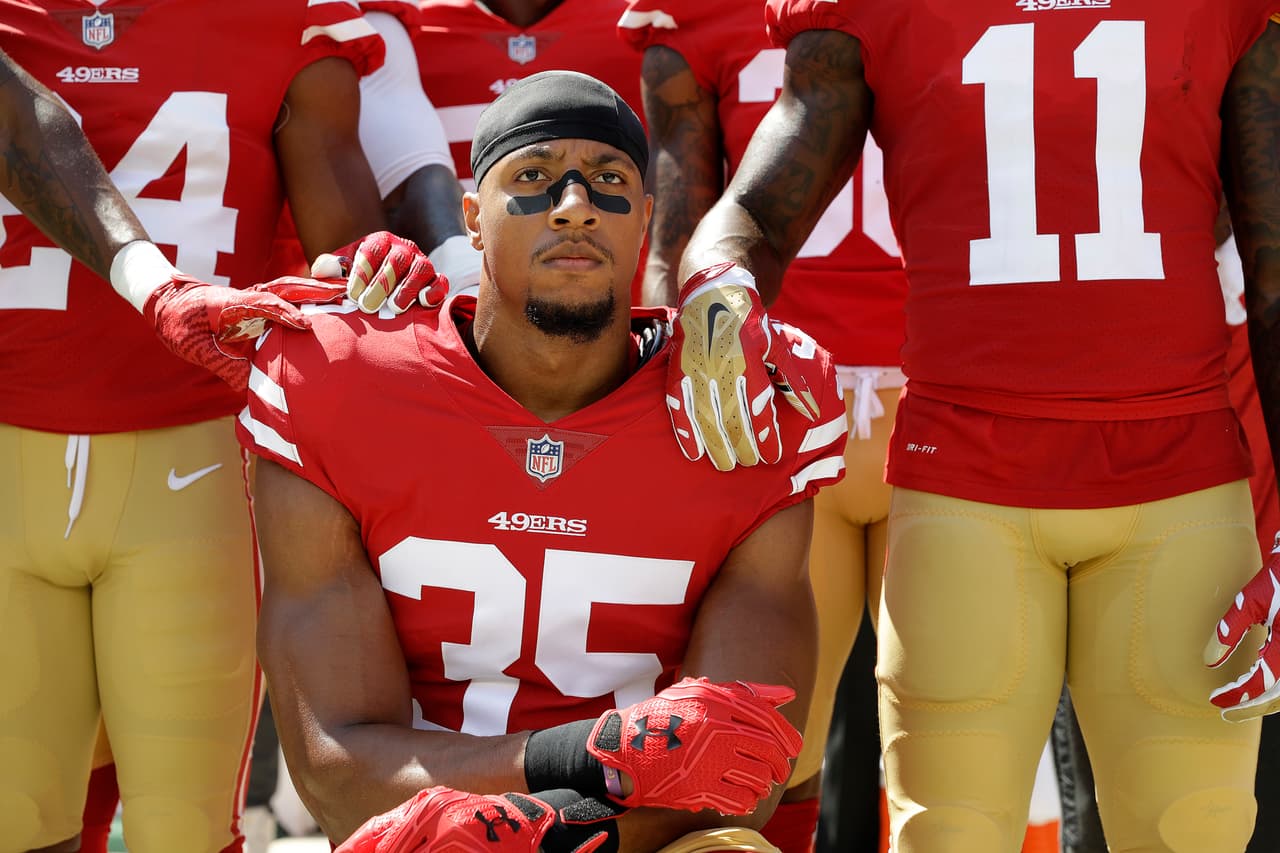 Eric Reid reclama a los 49ers por tuit sobre Blackout Tuesday