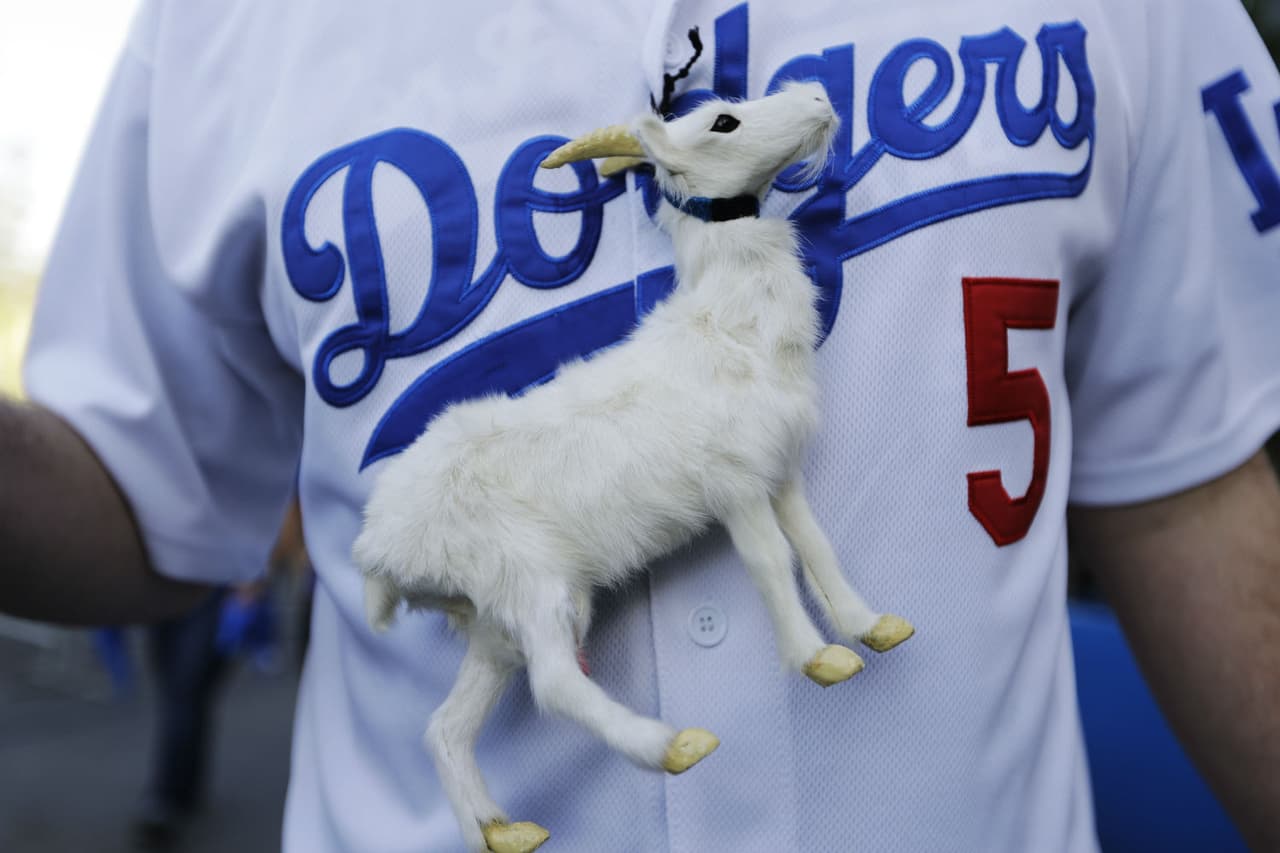 Rivales de los Cubs usan la cabra como amuleto; a los Dodgers no funcionó.