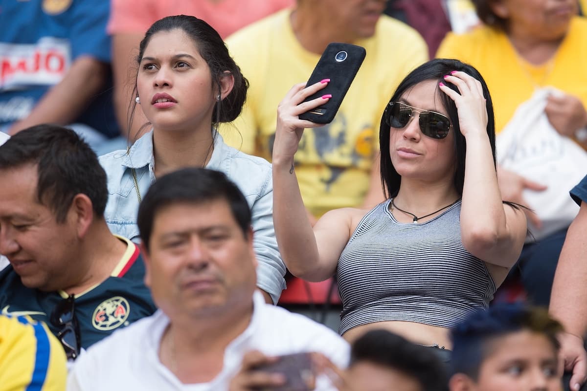Los aficionados del América llegaron en gran número al Azteca con la ilusión de conseguir la remontada después de caer por 4-1 en la ida ante Santos Laguna. Familiares y amigos se reunieron desde la previa viviendo un ambiente muy colorido.