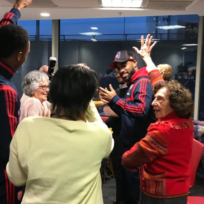 La plantilla Gunner llevó regalos, alegrías y mucha diversión a un grupo de personas del norte de Londres.