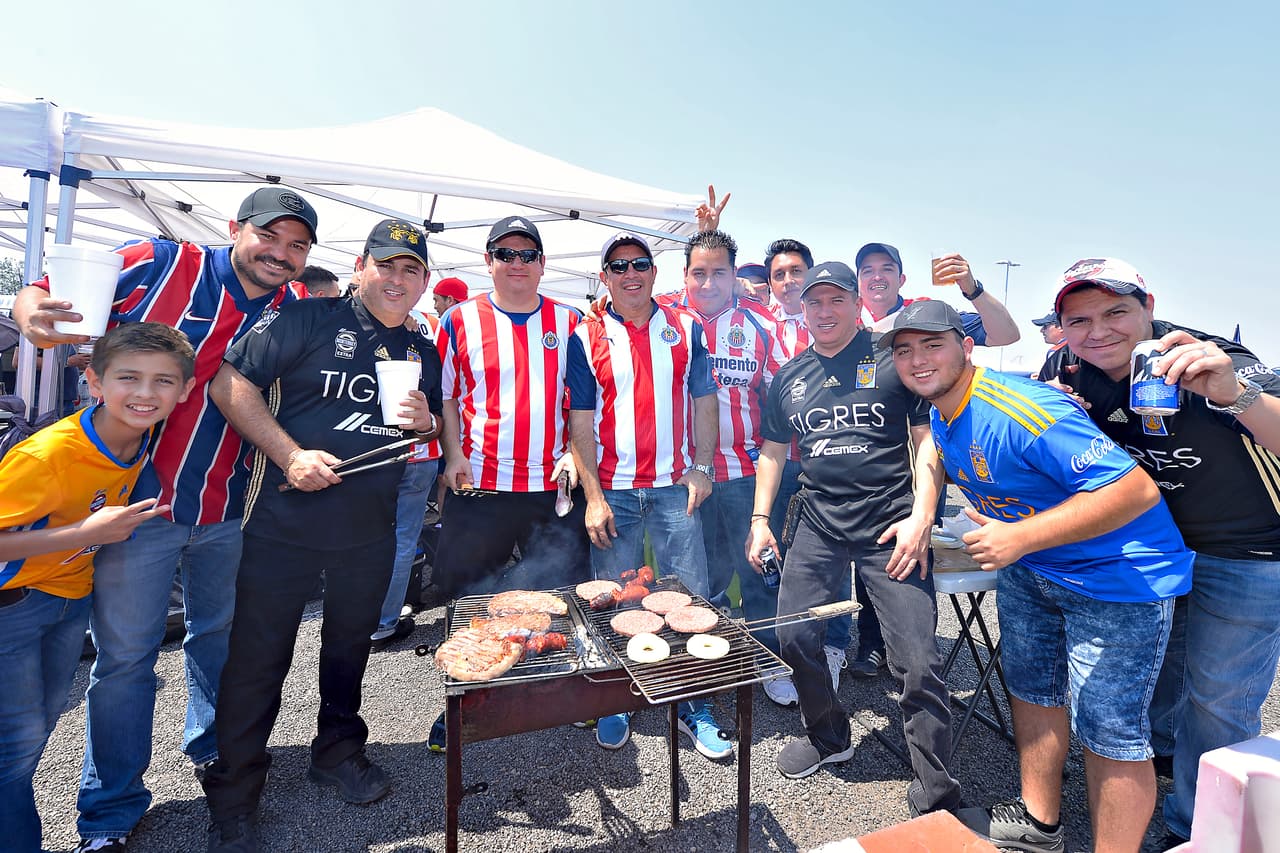 Aficionados de Chivas y Tigres disfrutaron de un gran espectáculo. Música, carne asada, sombreros, maquillajes, máscaras y banderas fueron la constante en el Estadio Chivas.