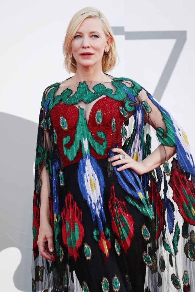 Cada secuencia muestra a diversos personajes sentados a una mesa, tomando café, fumando cigarrillos y discutiendo sobre temas tan diversos como la preparación del té inglés, las teorías sobre la conspiración contra Elvis Presley, Abbot & Costello, la ficticia banda de rock SQÜRL, París en los años veinte o el uso de la nicotina como insecticida...
<br>