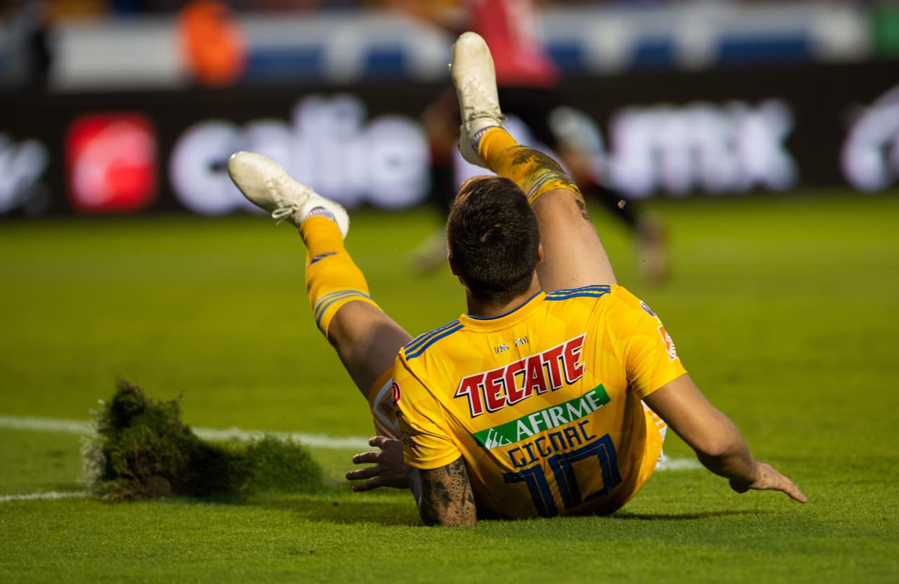 Así quedó el pasto tras una jugada donde André Pierre-Gignac se atoró con el césped.