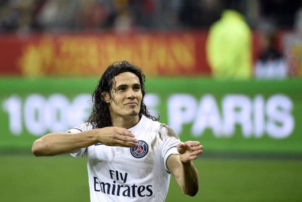 Luego Cavani se dirigió a la afición de Lens e hizo este gesto.