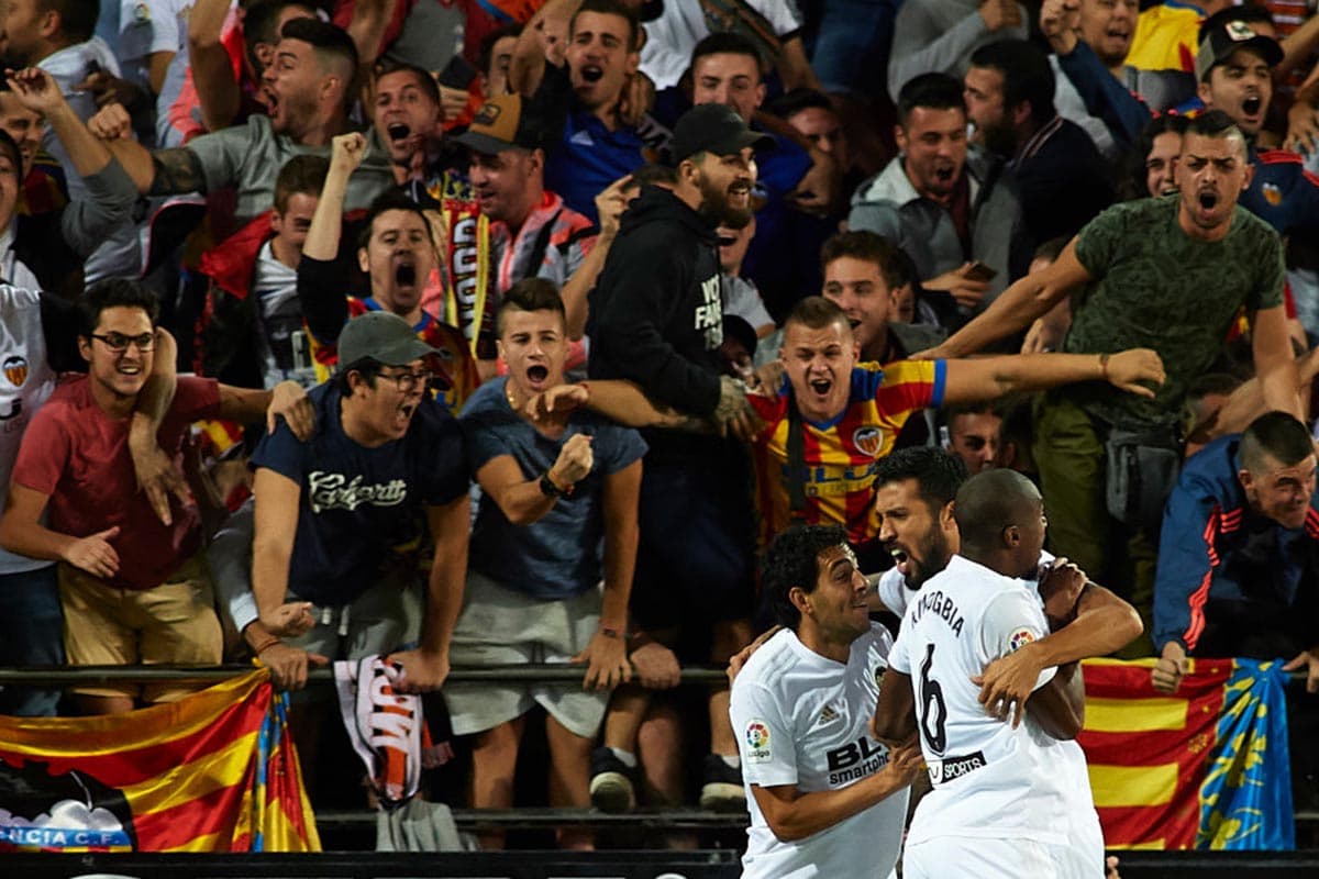 El gol de camerino del argentino Garay fue celebrado casi como una victoria por los aficionados que asistieron al Estadio de Mestalla.