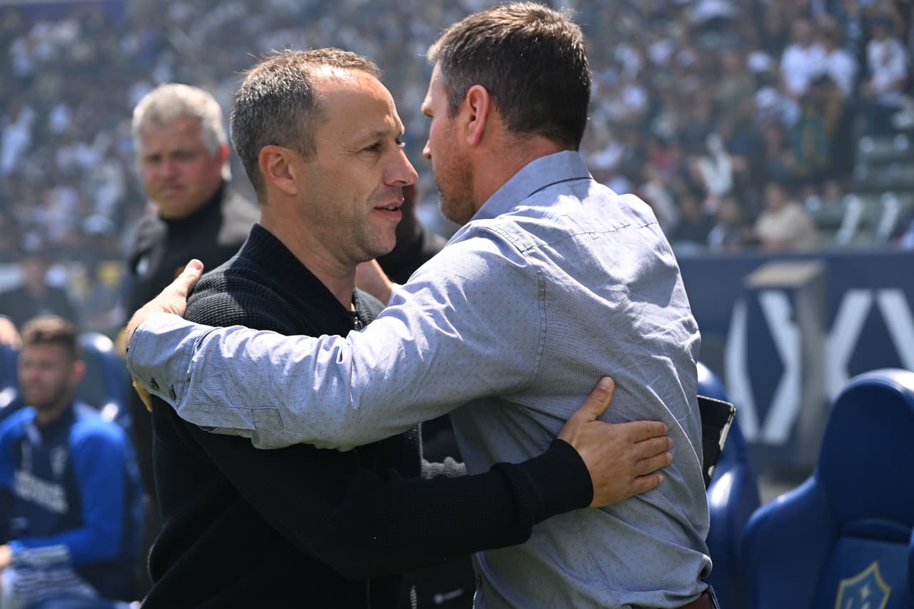 Respetuoso saludo entre los entrenadores Steve Cherundolo (LAFC) y Greg Vanney (LA Galaxy).
<br>