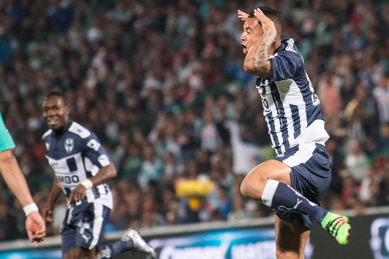 Edwin Cardona festeja su gol ante Santos.