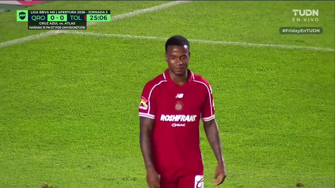 Defensa de los Gallos Blanco, le roba el gol a los Diablos Rojos