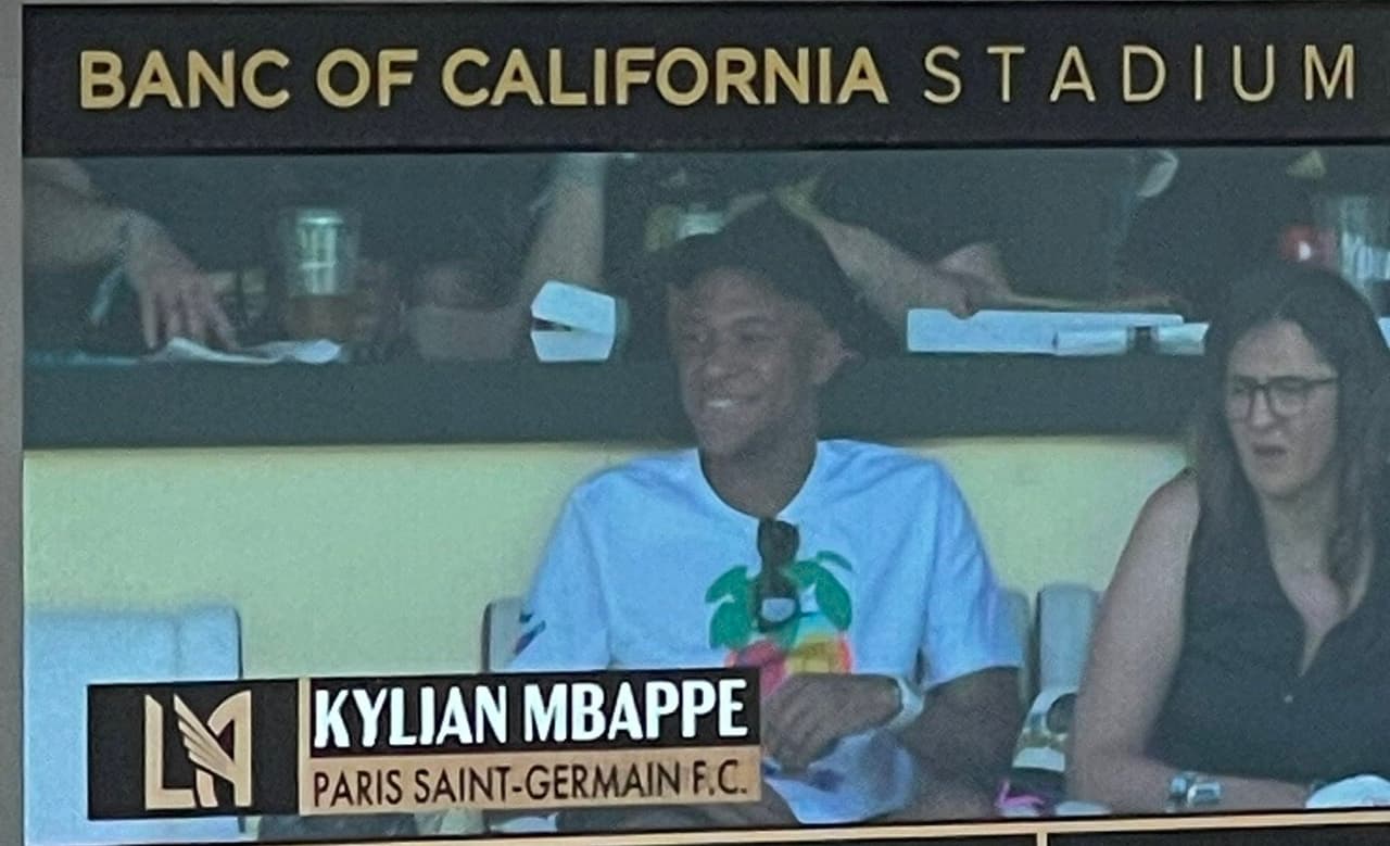 ¡Invitado de lujo! Mbappé presente para ver a Carlos Vela