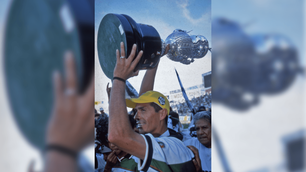 <b>Voltereta</b>
<br>- Jared Borgetti (25’), Mariano Trujillo (64’) y Róbson (79’) fueron los anotadores del equipo local, mientras por los hidalguenses marcó Chitiva (38’), pero no fue suficiente.
<br>- Santos se coronó tras ganar 4-3 en el marcador global.